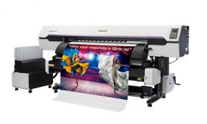 印刷条件ごとにインクの着弾の順番を変更させる印刷技術「Mimaki Weaving Dot Technology（MWDT）」を新搭載。プリントヘッドのわずかな個体差や調整の微妙なズレから生じる意図しないスジやムラを抑制できる。ダブルヘッドでスピードが速い。